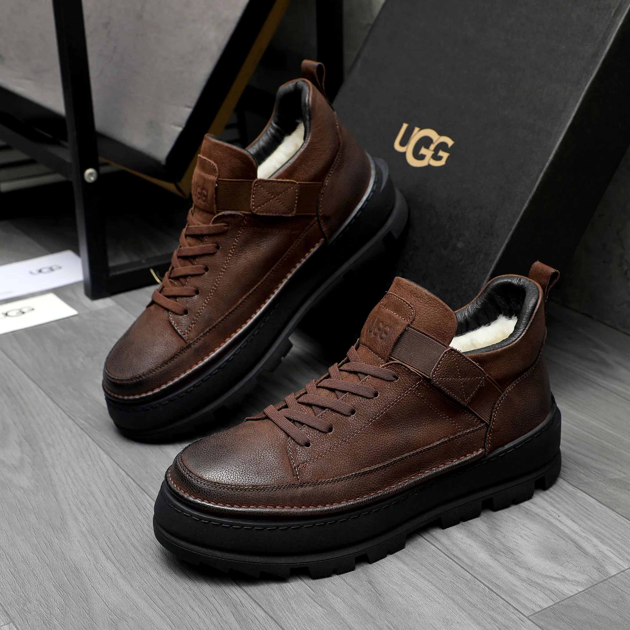 P620 Product trademark: "UGG" Gaobang men's shoes Regular size: 39-44 Product materials: Selected first-layer cowhide upper, wool lining, original outsole